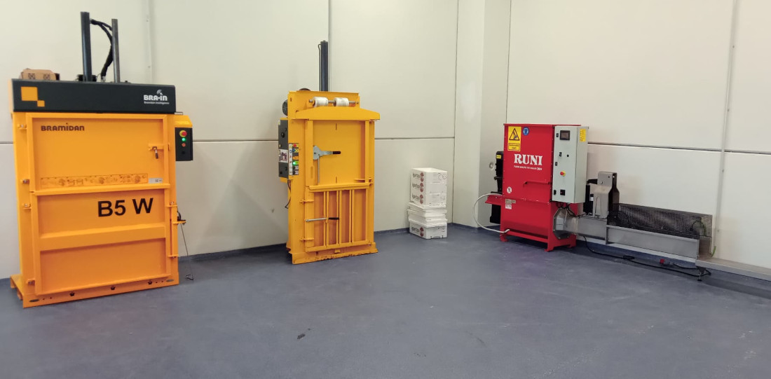 Linea de 3 máquinas compactadoras instaladas por Hondakin en industria alimentaria