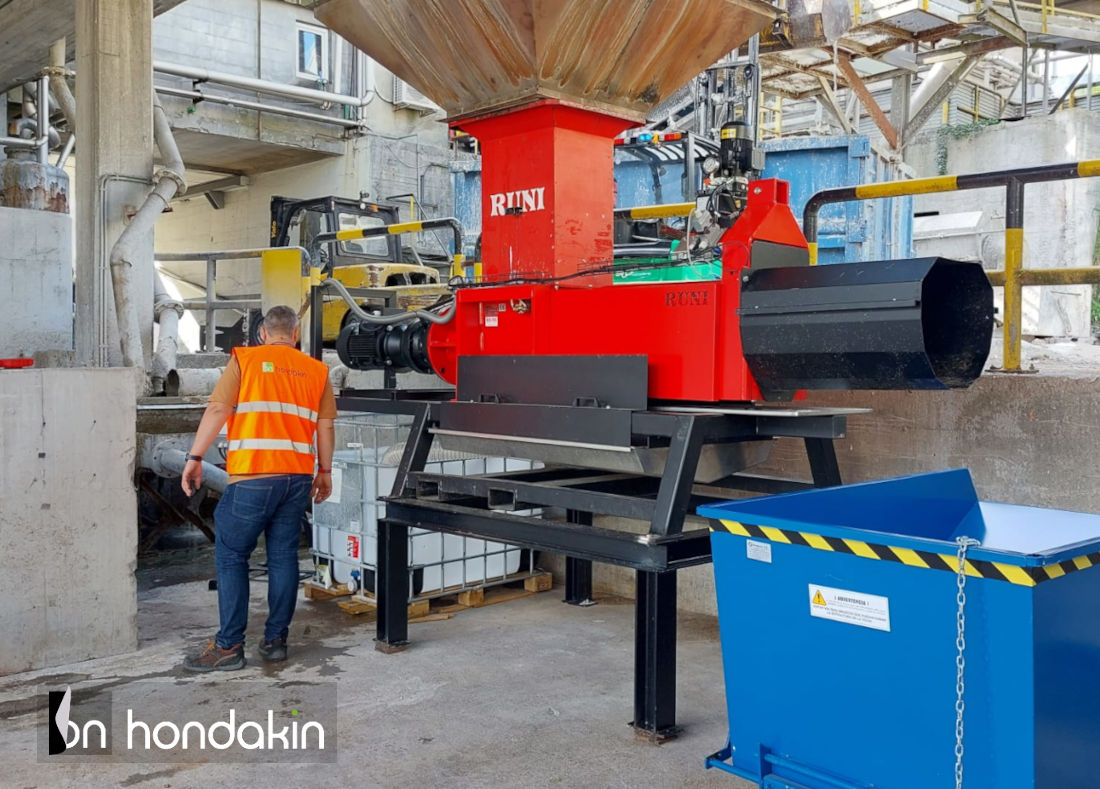 Compactadora RUNI SK370 gran capacidad para el tratamiento de rechazos.